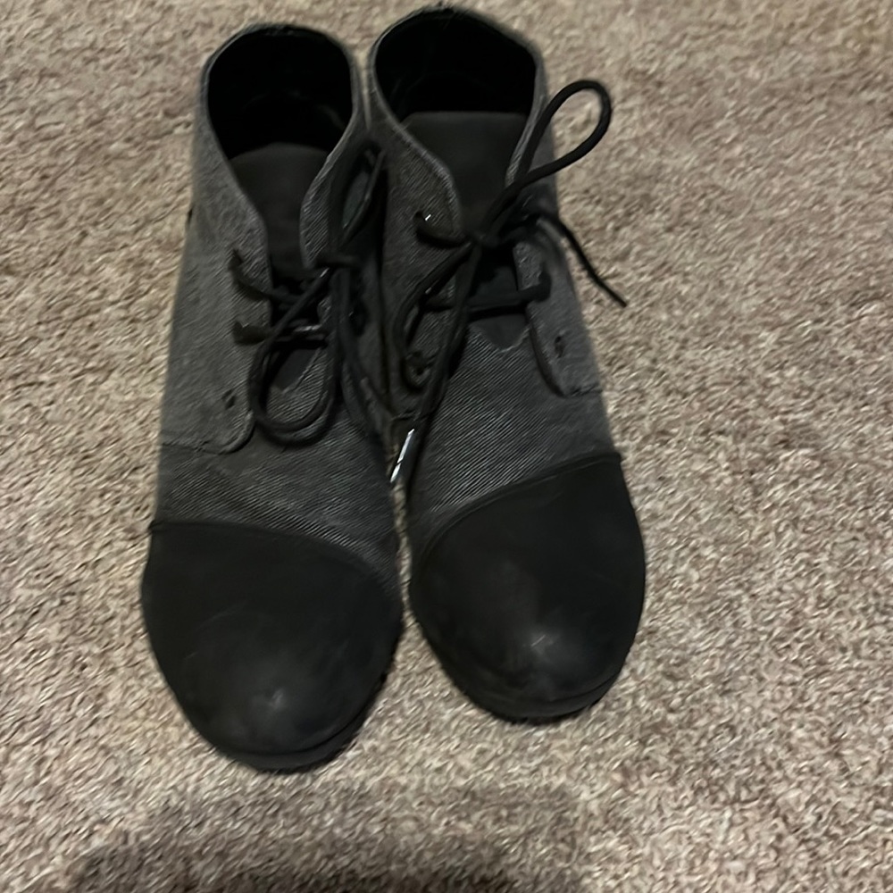 Black/gray wedges